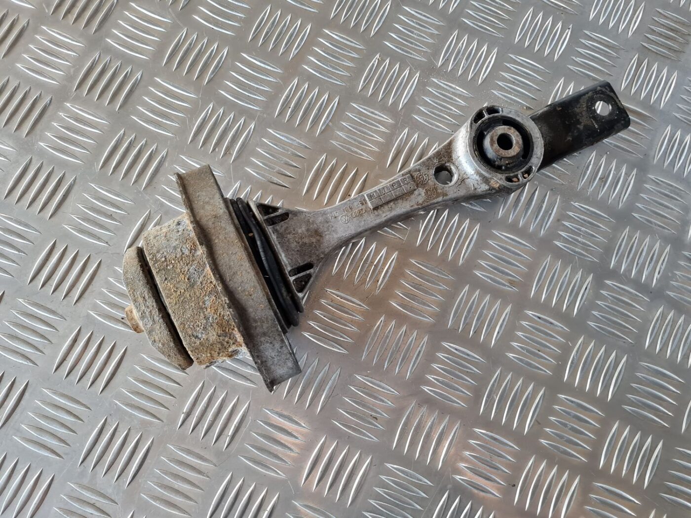 Dzinēja spilvens priekš VW GOLF IV 1999