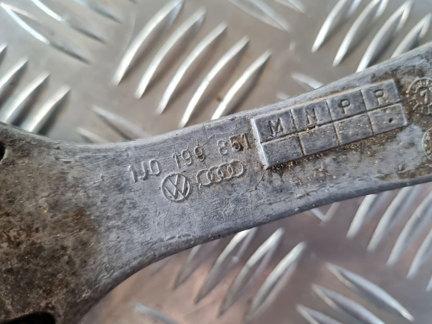 Dzinēja spilvens priekš VW GOLF IV 1999