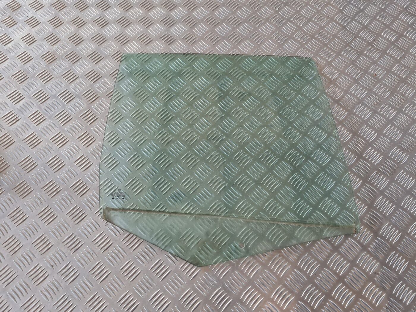 Aizmugurējo labo durvju stikls priekš VW GOLF IV 1999 1 Aizmugurējo labo durvju stikls priekš VW GOLF IV 1999