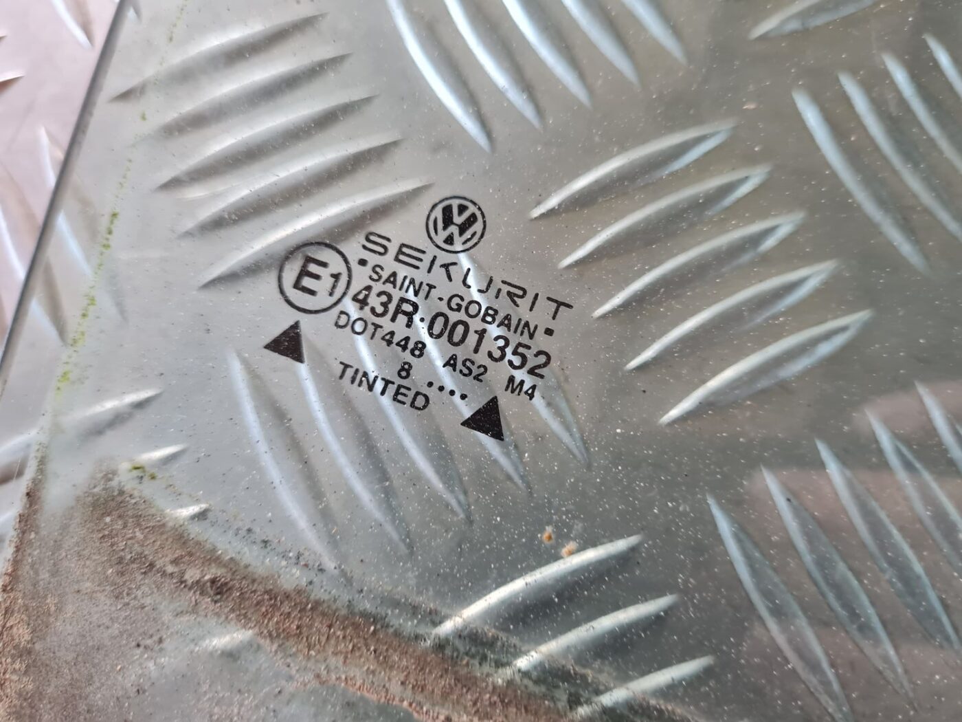 Aizmugurējo labo durvju stikls priekš VW GOLF IV 1999 2 Aizmugurējo labo durvju stikls priekš VW GOLF IV 1999