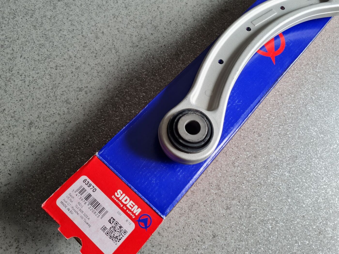 Aizmugures piekares svira priekš