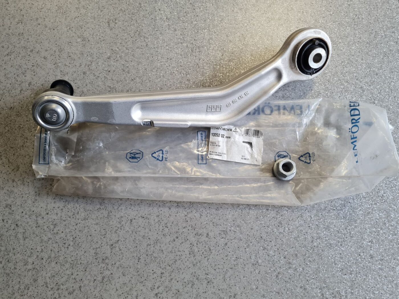 Aizmugures piekares svira priekš