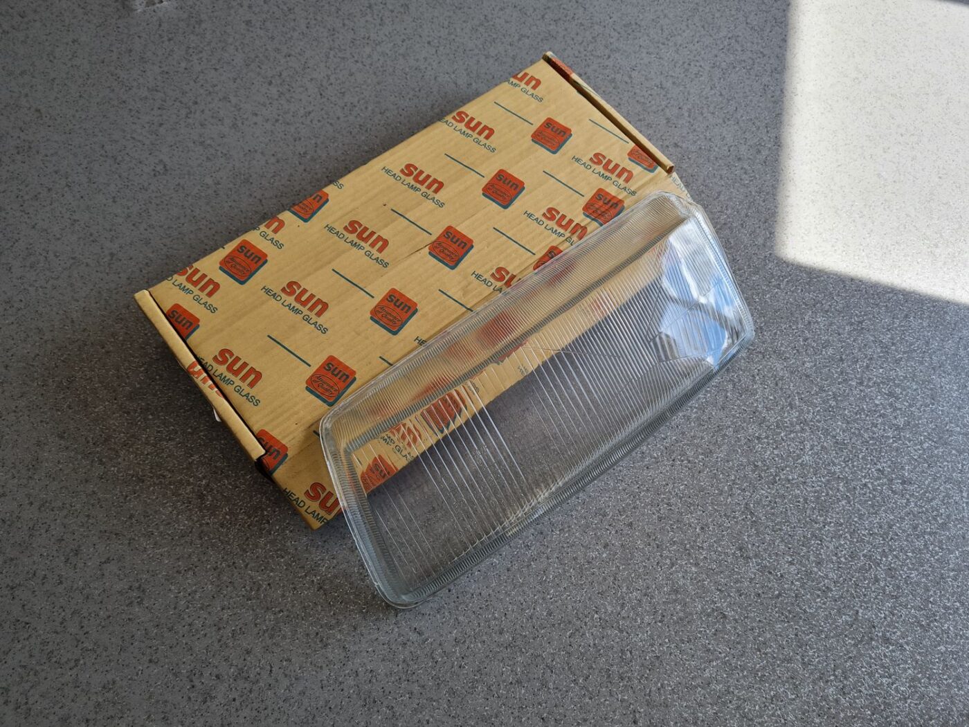 Priekšējā luktura stikls priekš 1 Priekšējā luktura stikls priekš