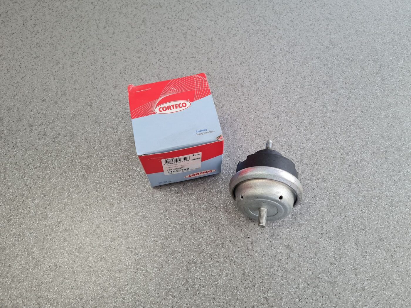 Dzinēja spilvens priekš 1 Dzinēja spilvens priekš