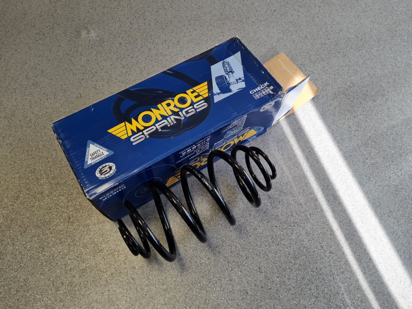 Aizmugurējā atspere priekš 1 Aizmugurējā atspere priekš