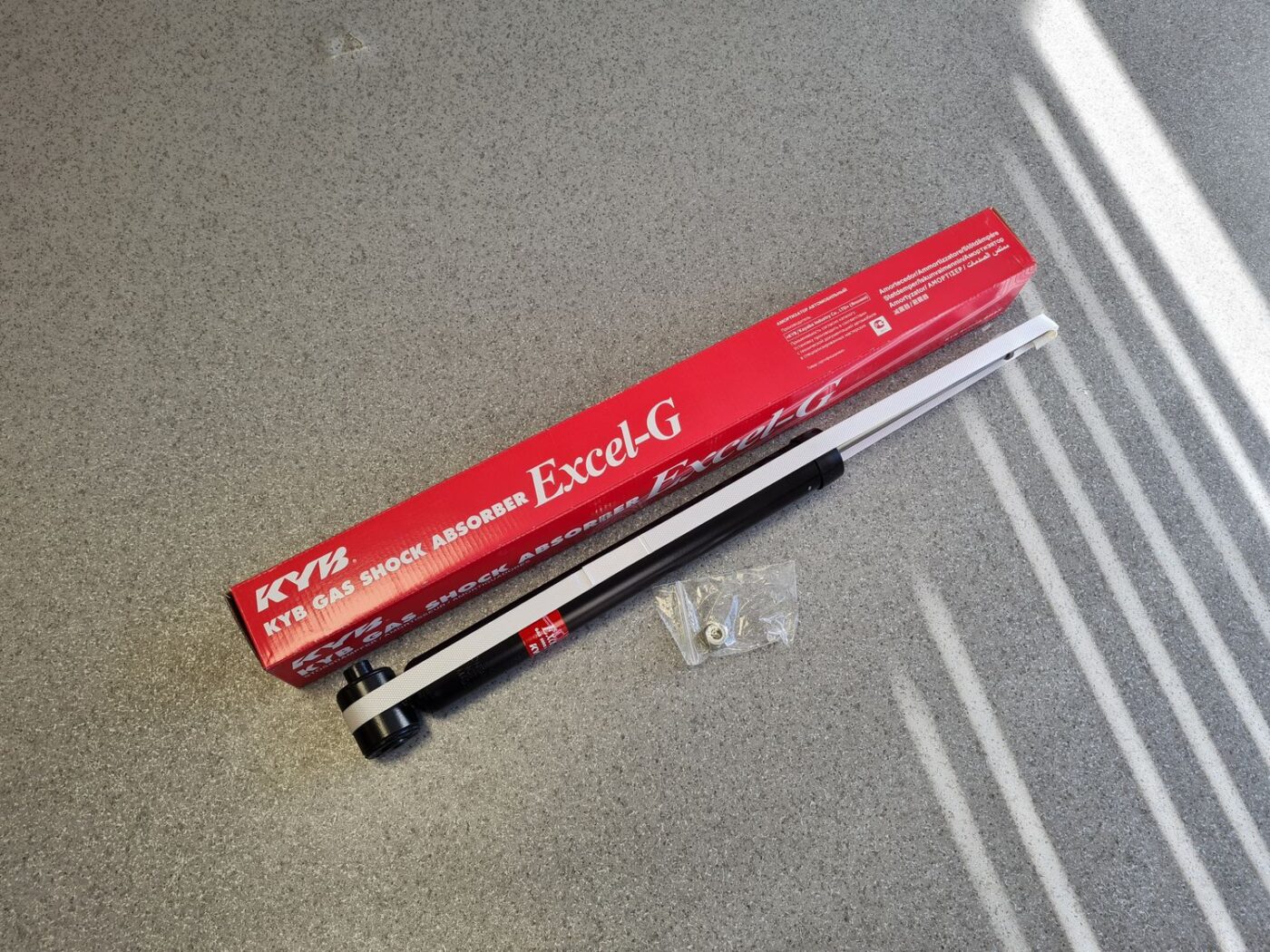 Aizmugurējais amortizators priekš 1 Aizmugurējais amortizators priekš