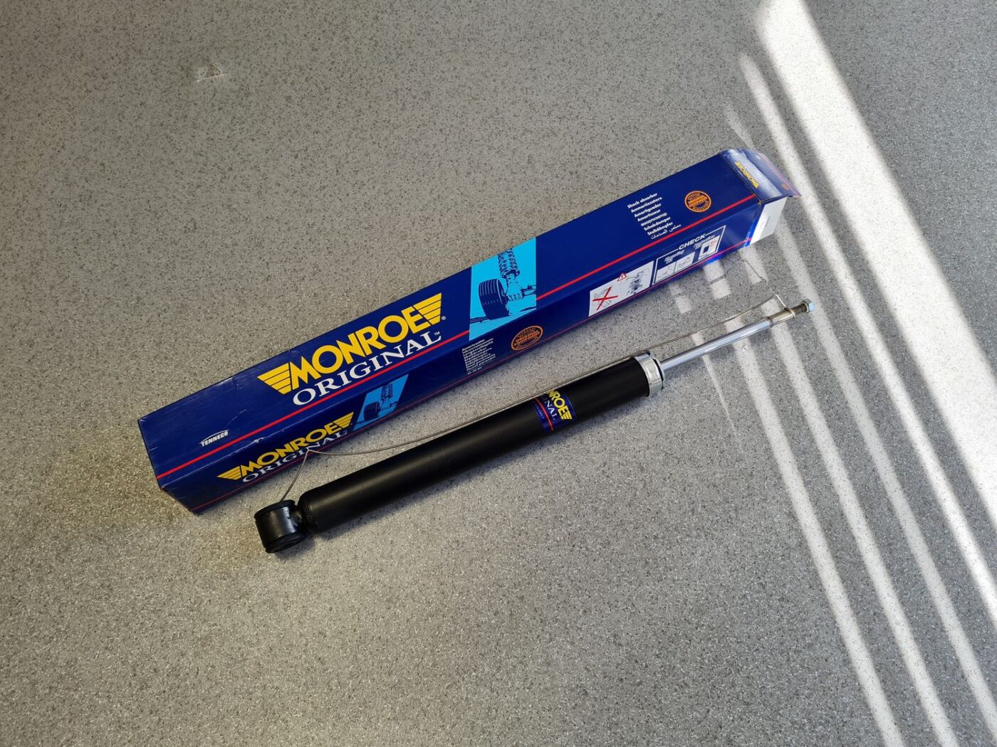 Aizmugurējais amortizators priekš 1 Aizmugurējais amortizators priekš