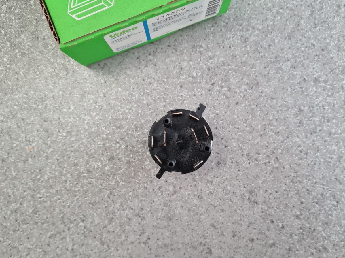 Aizdedzes slēdzenes kontakti priekš 4 Aizdedzes slēdzenes kontakti priekš