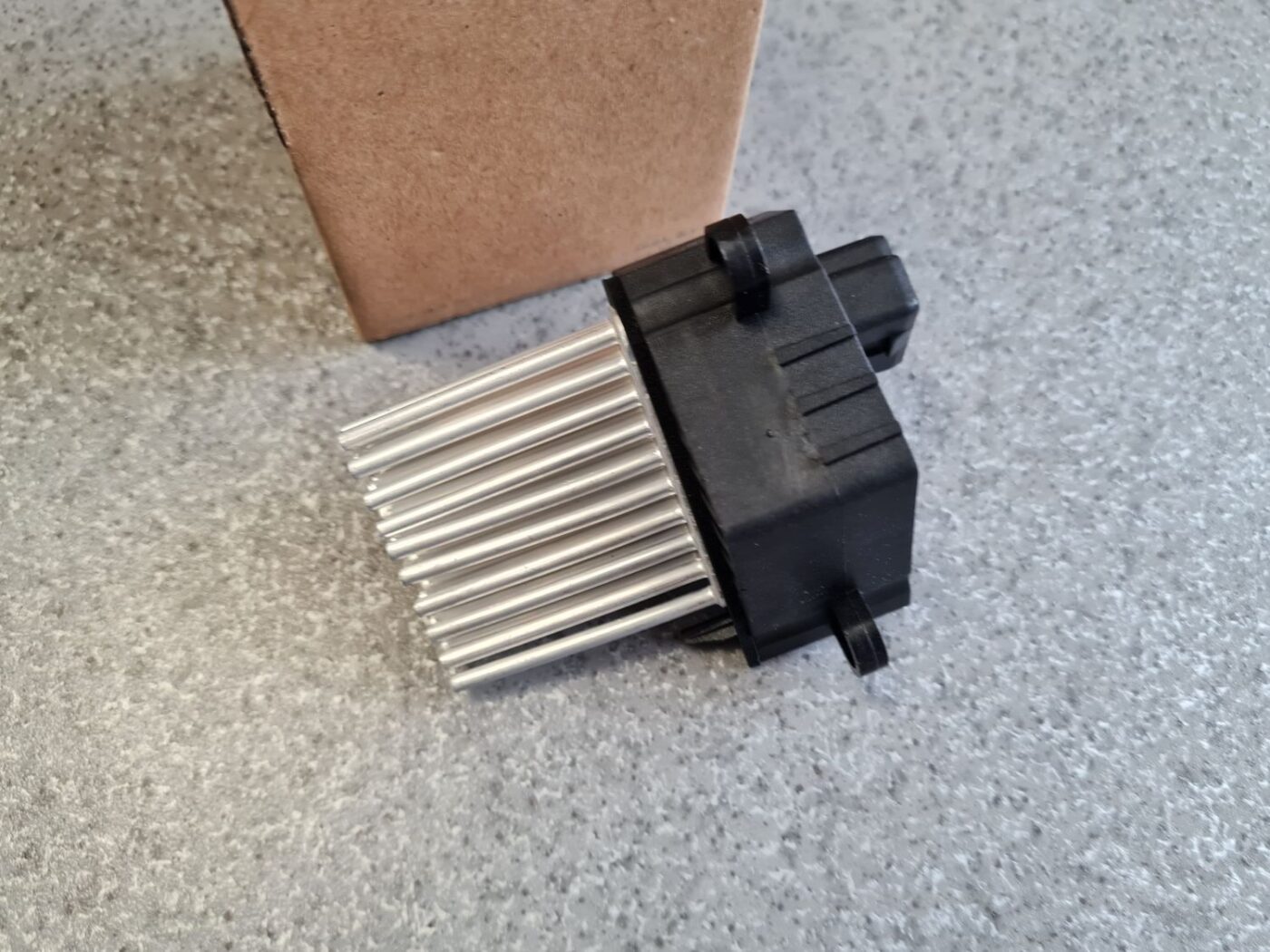 Salona ventilatora rezistors priekš