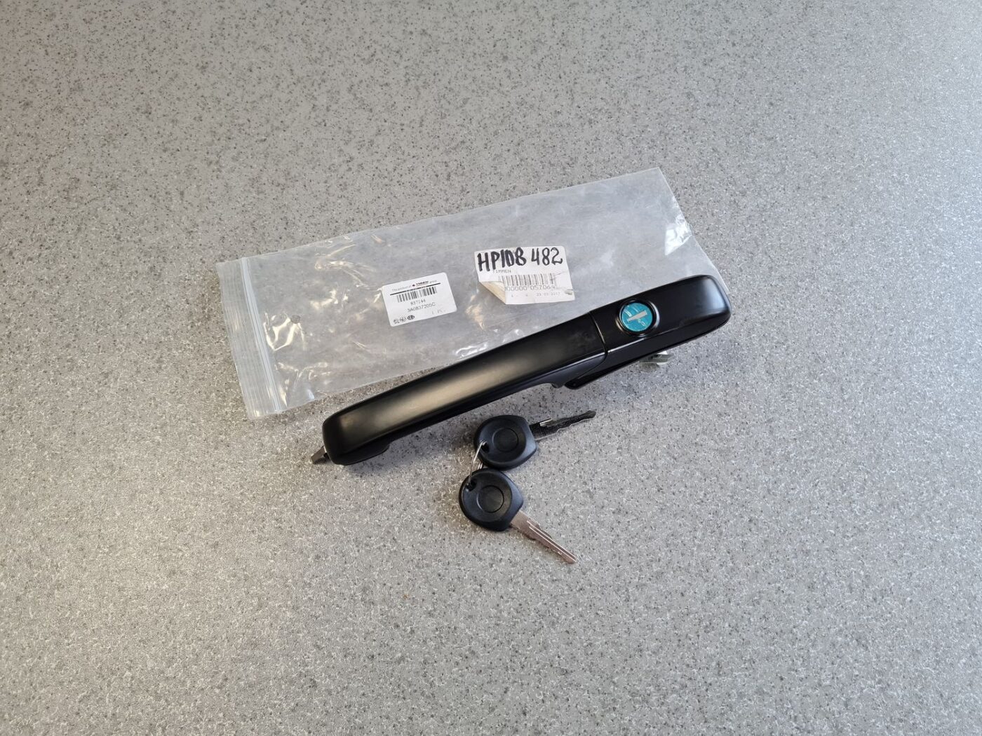 Aizmugurējais kreisais durvju rokturis priekš