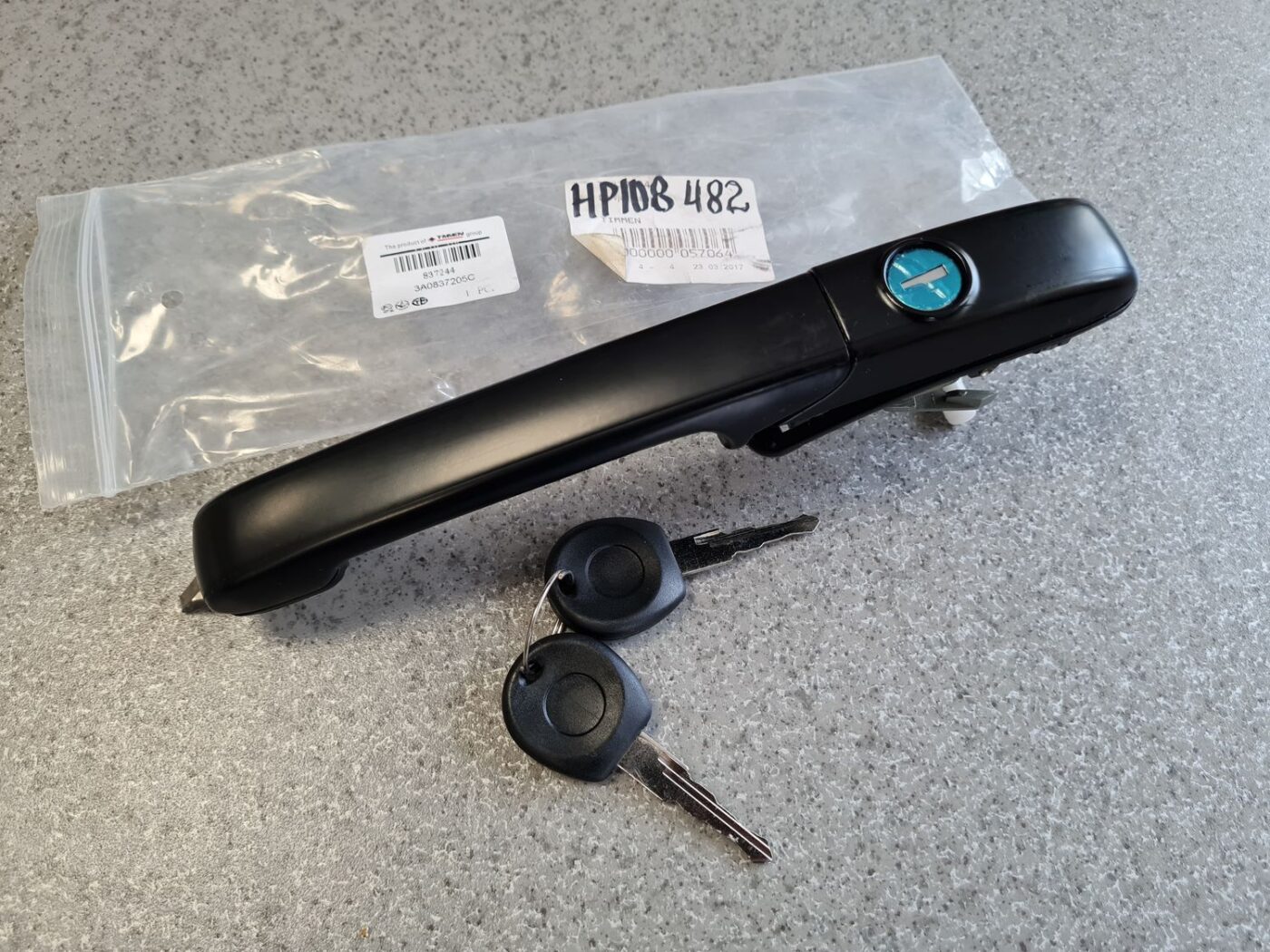 Aizmugurējais kreisais durvju rokturis priekš