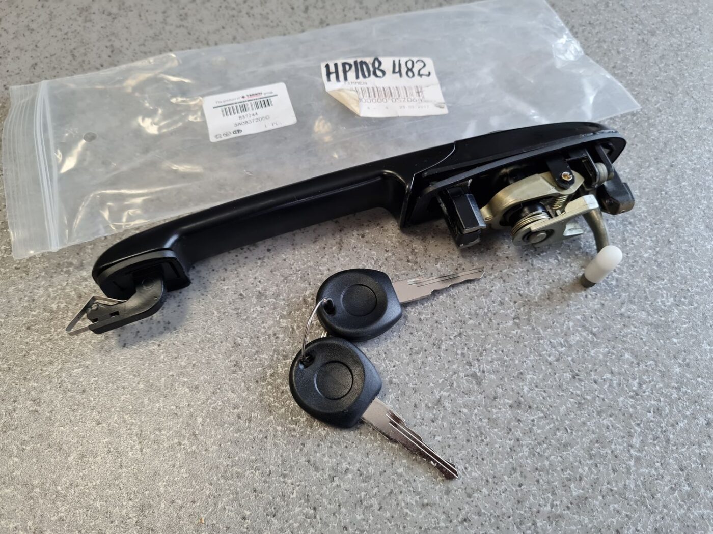 Aizmugurējais kreisais durvju rokturis priekš