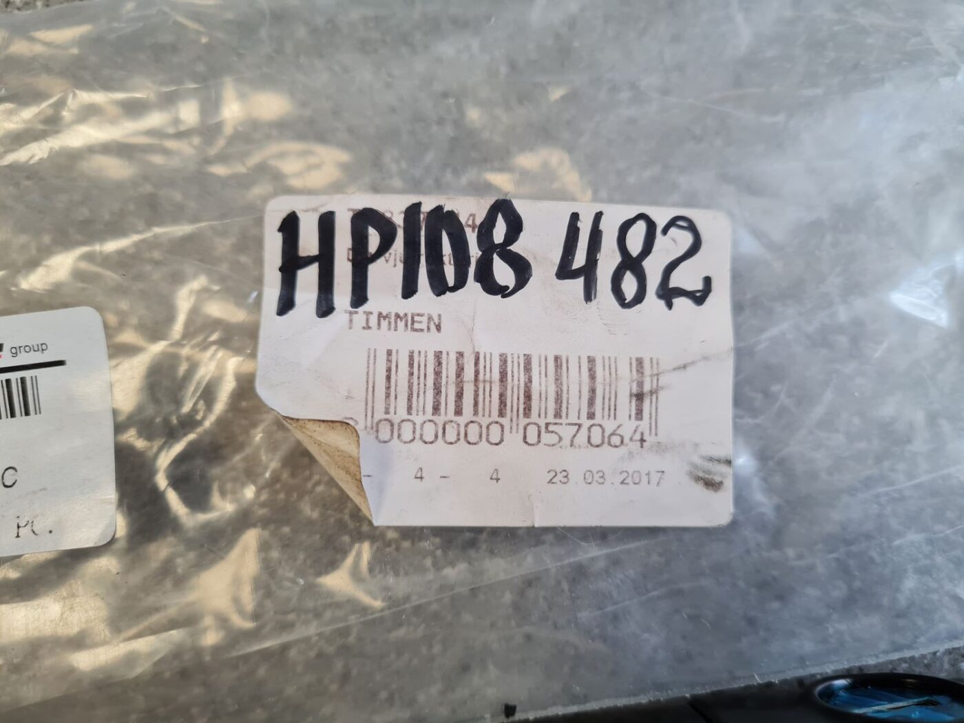 Aizmugurējais kreisais durvju rokturis priekš