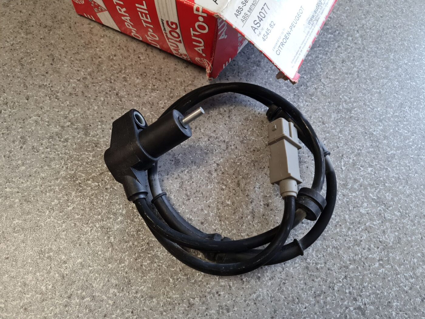 ABS devējs priekš NEW AND USED CAR SPARE PARTS 2 ABS devējs priekš NEW AND USED CAR SPARE PARTS