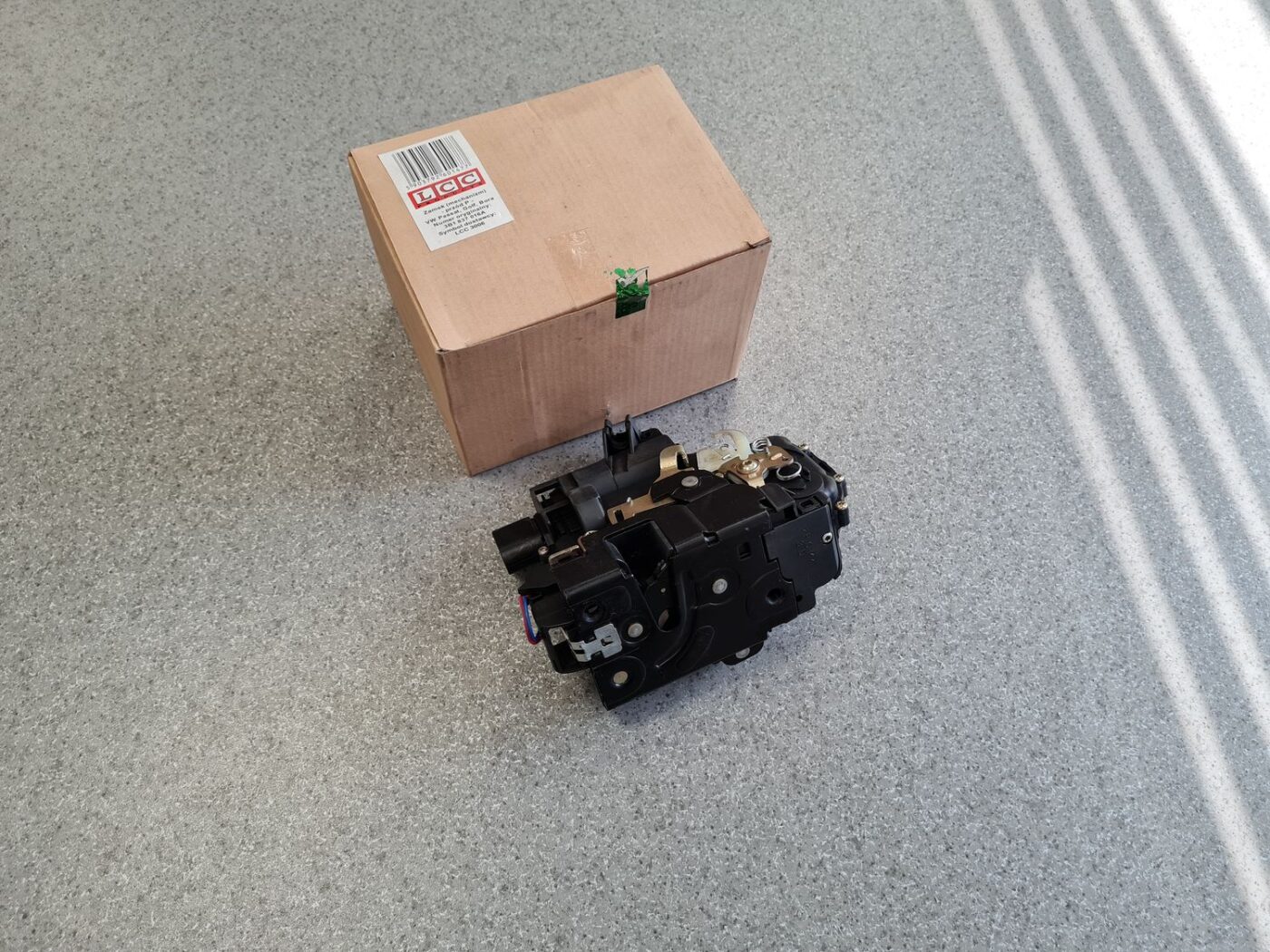 Priekšējo labo durvju slēdzene priekš 1 Priekšējo labo durvju slēdzene priekš