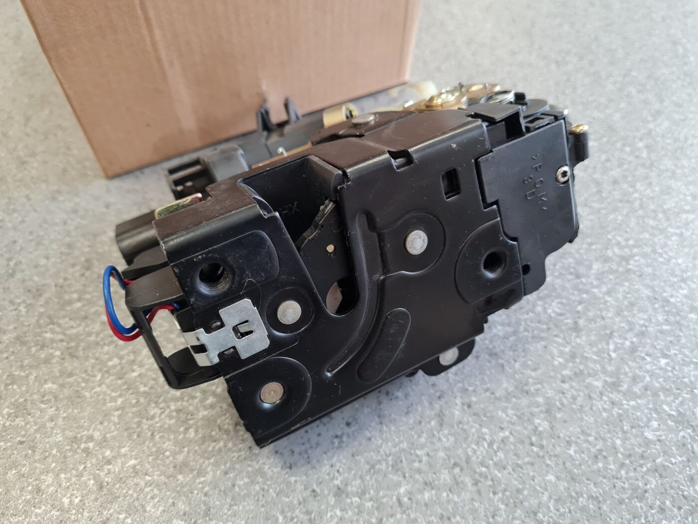 Priekšējo labo durvju slēdzene priekš 2 Priekšējo labo durvju slēdzene priekš