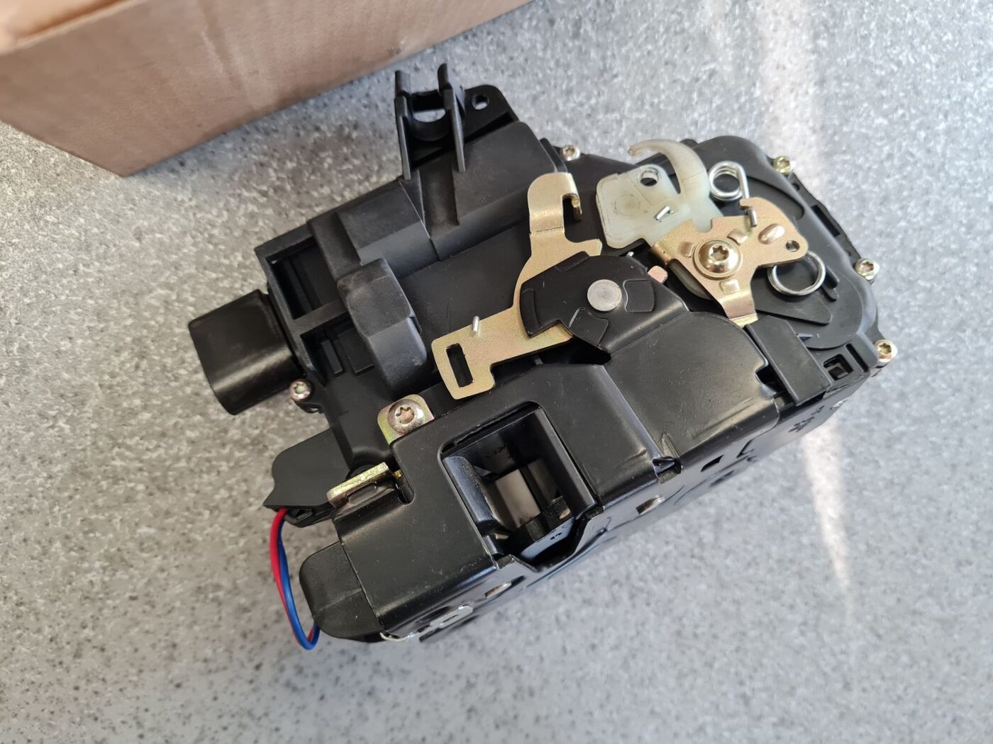 Priekšējo labo durvju slēdzene priekš 6 Priekšējo labo durvju slēdzene priekš