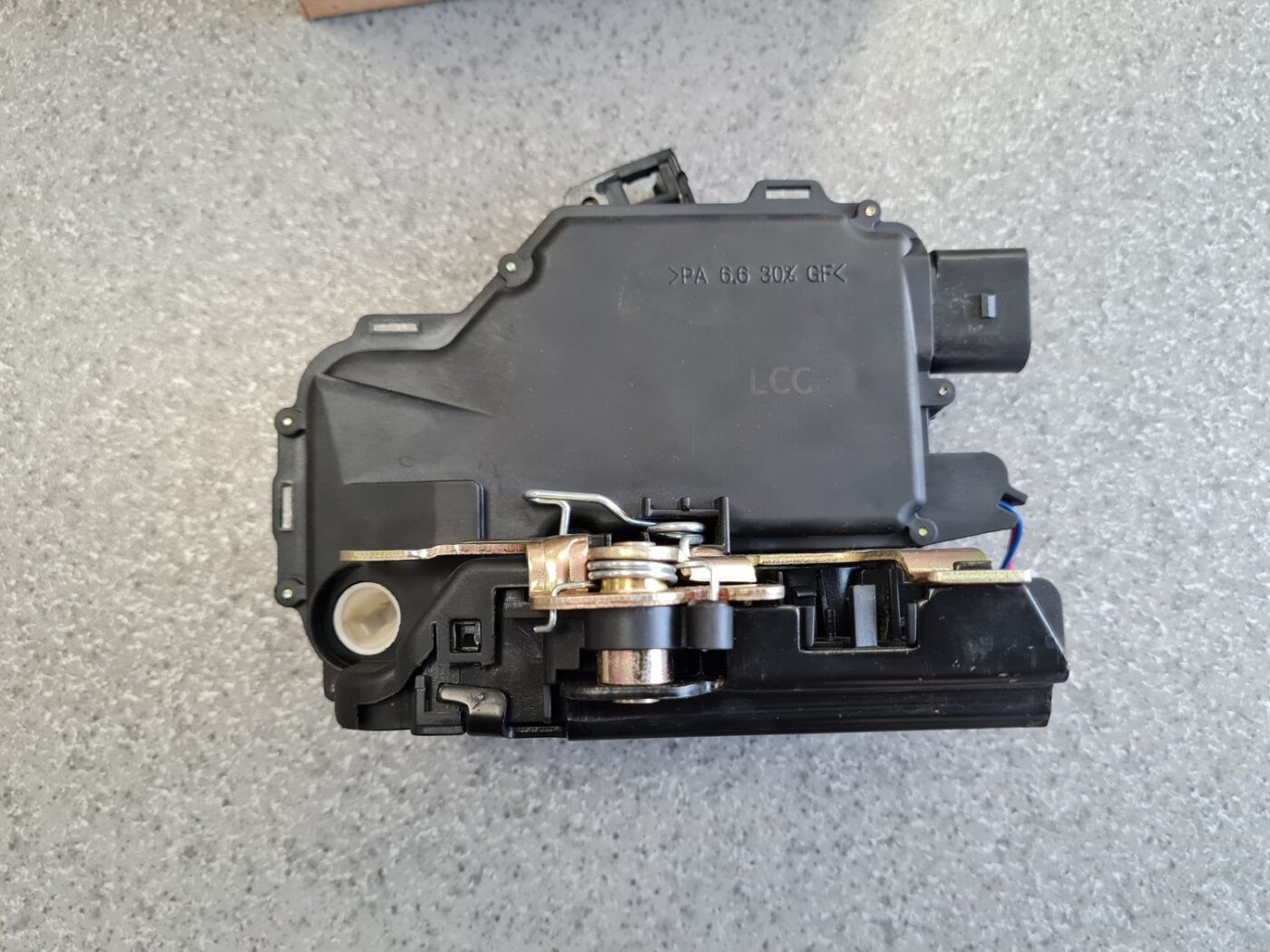 Priekšējo labo durvju slēdzene priekš 4 Priekšējo labo durvju slēdzene priekš