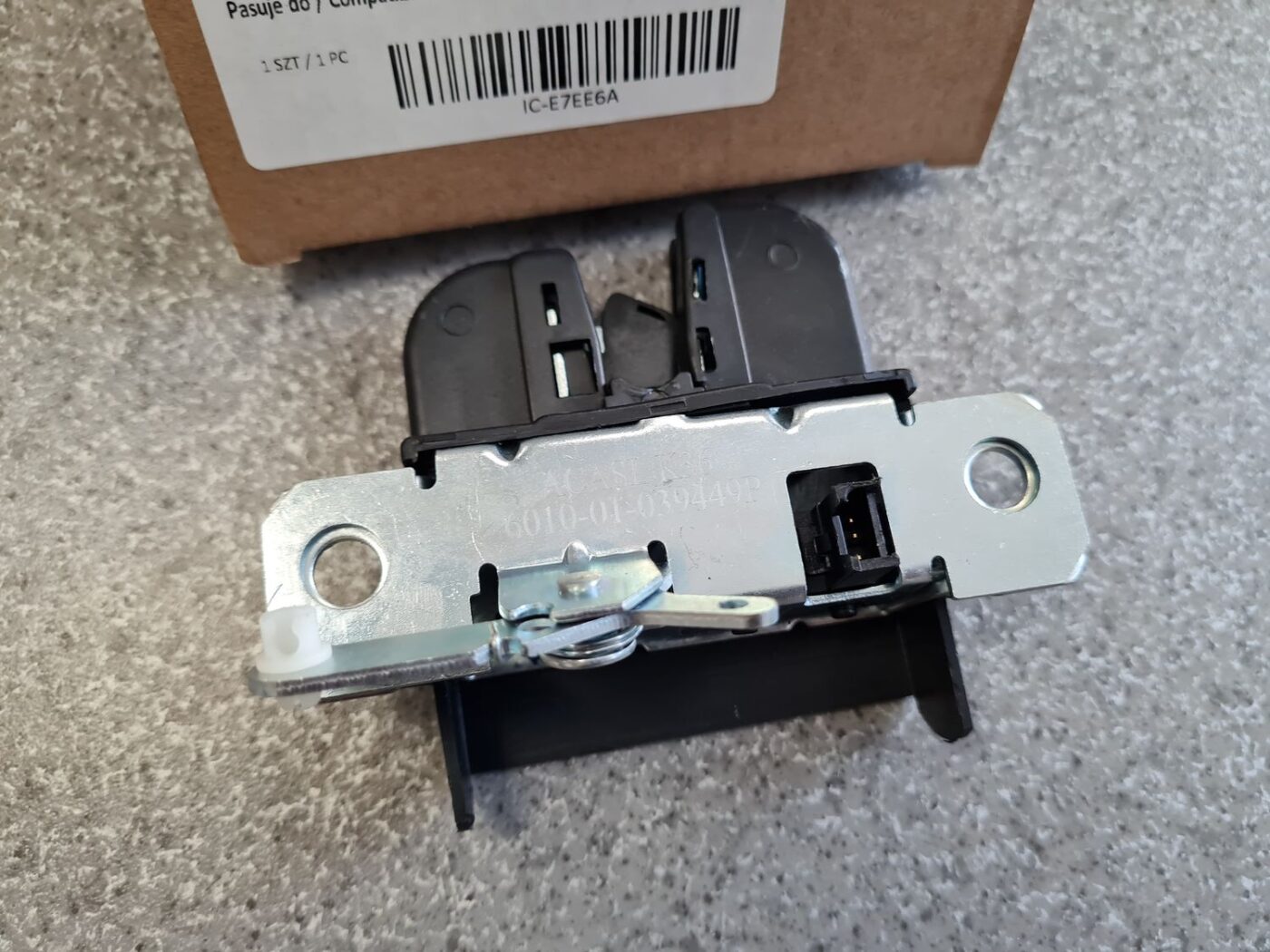 Bagāžnieka vāka slēdzene priekš 2 Bagāžnieka vāka slēdzene priekš