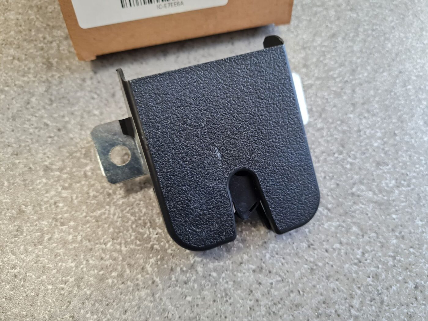 Bagāžnieka vāka slēdzene priekš 4 Bagāžnieka vāka slēdzene priekš