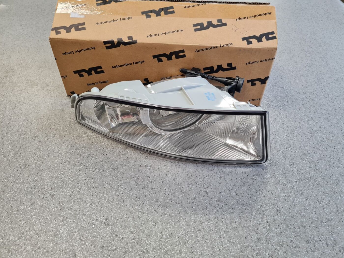 Miglas lukturis priekšā labajā pusē priekš 1 Miglas lukturis priekšā labajā pusē priekš