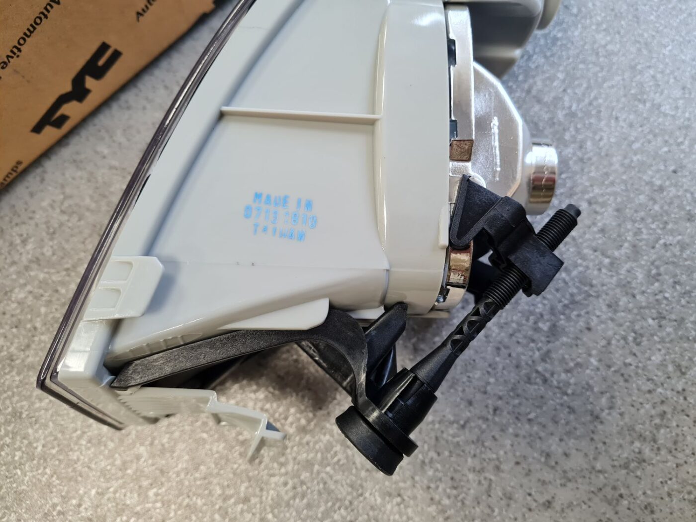 Miglas lukturis priekšā labajā pusē priekš 7 Miglas lukturis priekšā labajā pusē priekš