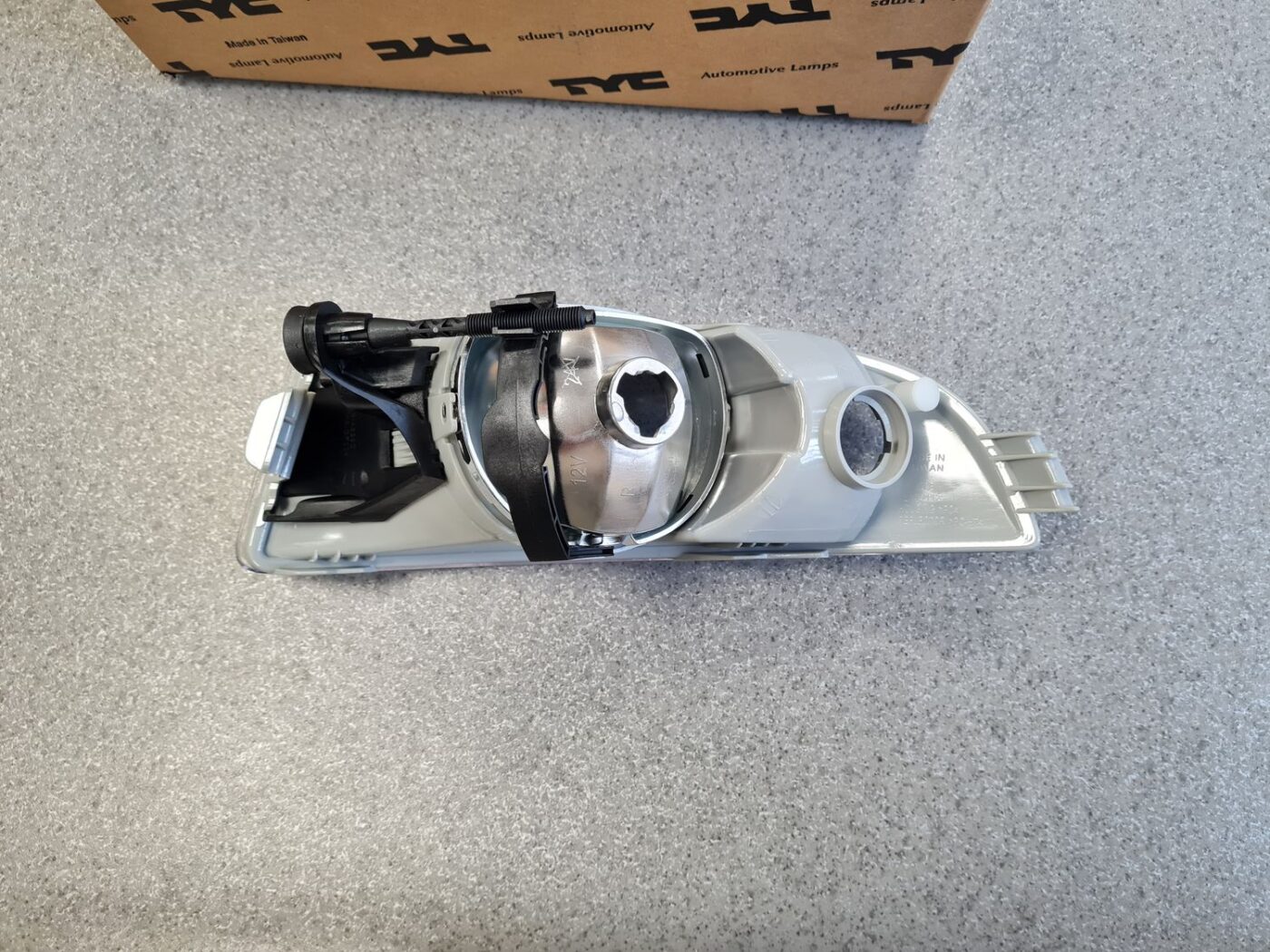 Miglas lukturis priekšā labajā pusē priekš 6 Miglas lukturis priekšā labajā pusē priekš