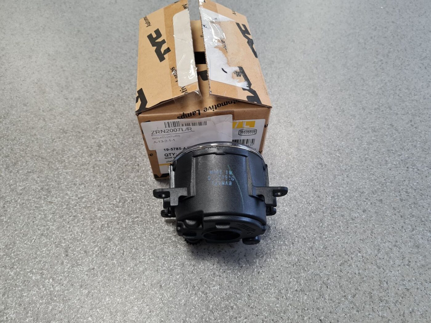 Miglas lukturis priekšā pa kreisi priekš 2 Miglas lukturis priekšā pa kreisi priekš