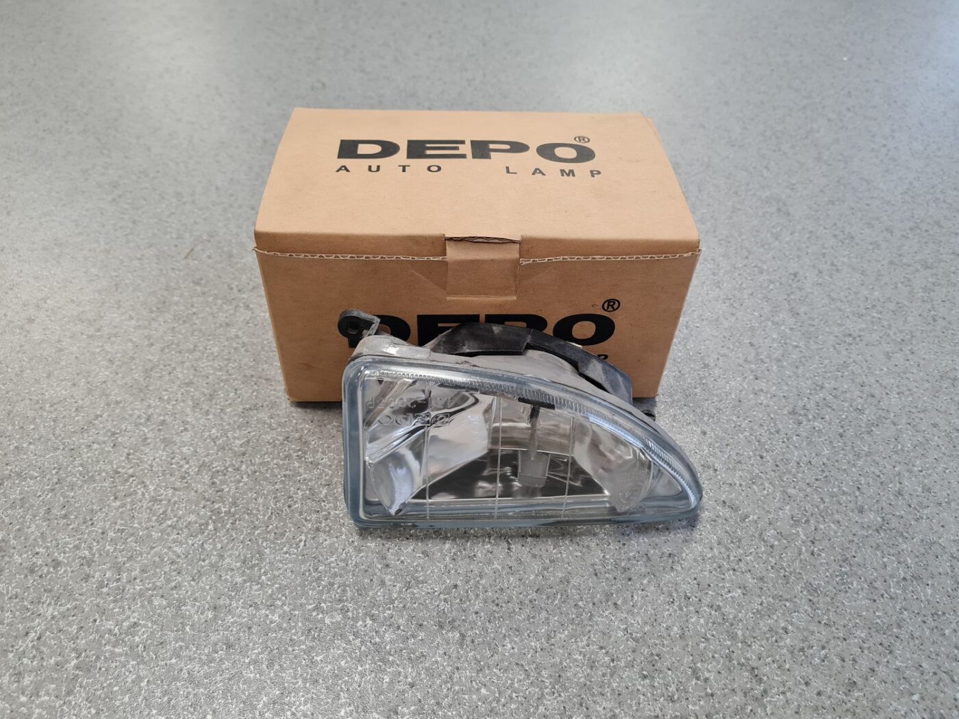 Miglas lukturis priekšā labajā pusē priekš 1 Miglas lukturis priekšā labajā pusē priekš