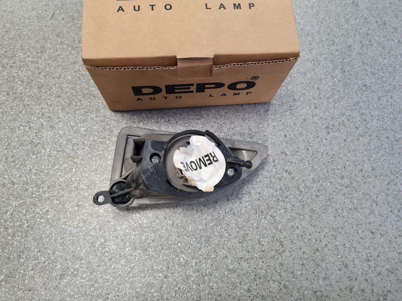 Miglas lukturis priekšā labajā pusē priekš 2 Miglas lukturis priekšā labajā pusē priekš