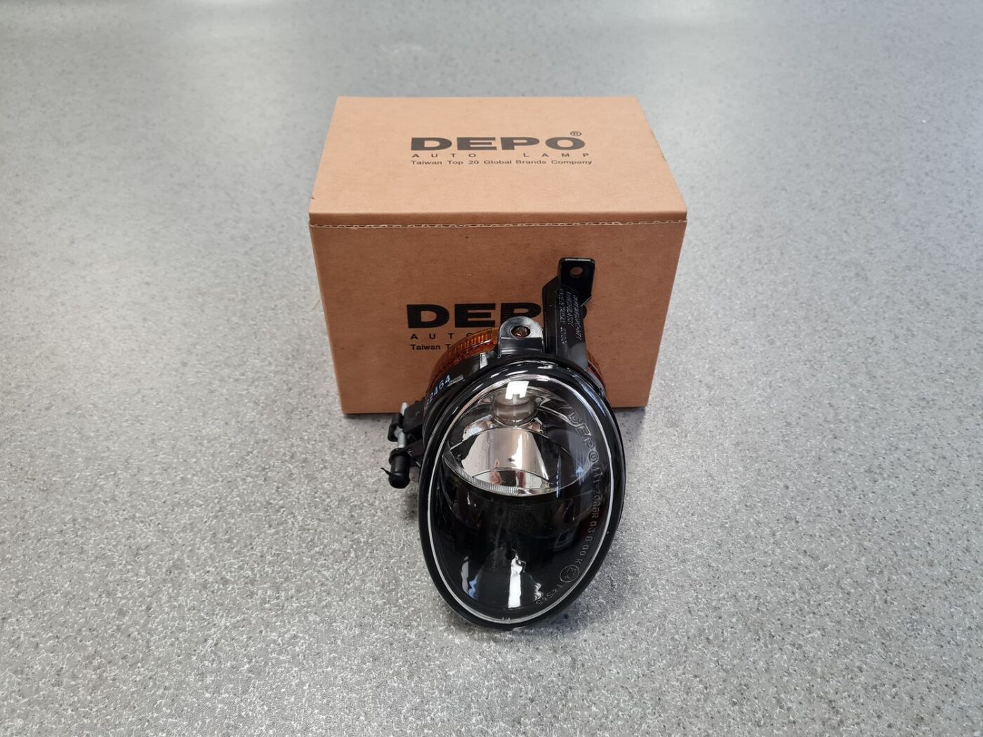 Miglas lukturis priekšā labajā pusē priekš