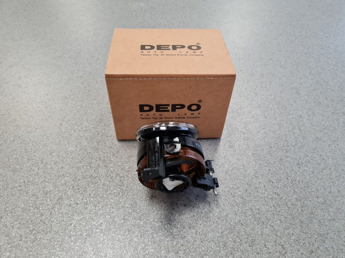 Miglas lukturis priekšā labajā pusē priekš