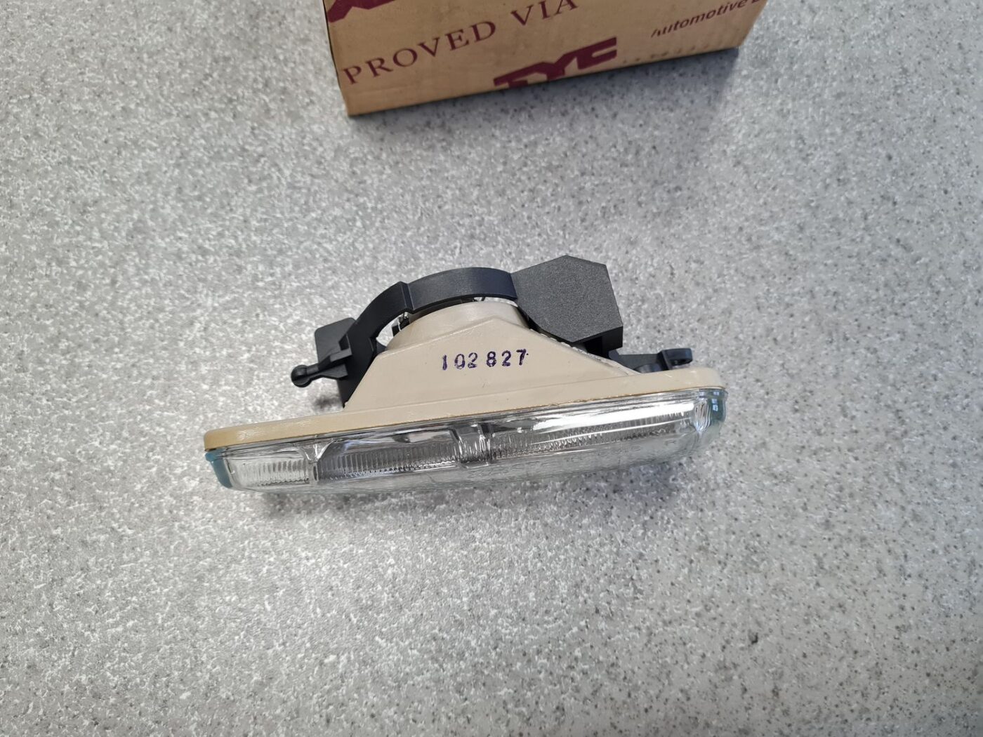 Miglas lukturis priekšā labajā pusē priekš 4 Miglas lukturis priekšā labajā pusē priekš