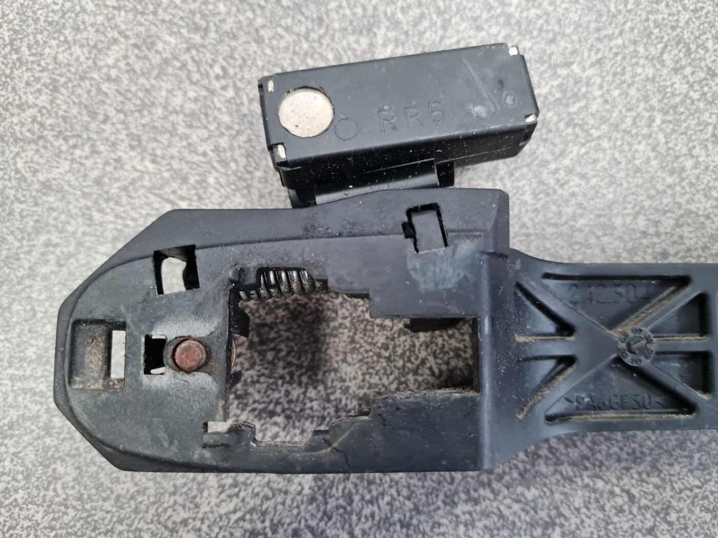 Durvju roktura iekšējais stiprinājums priekš TOYOTA COROLLA VERSO 2006 7 Durvju roktura iekšējais stiprinājums priekš TOYOTA COROLLA VERSO 2006