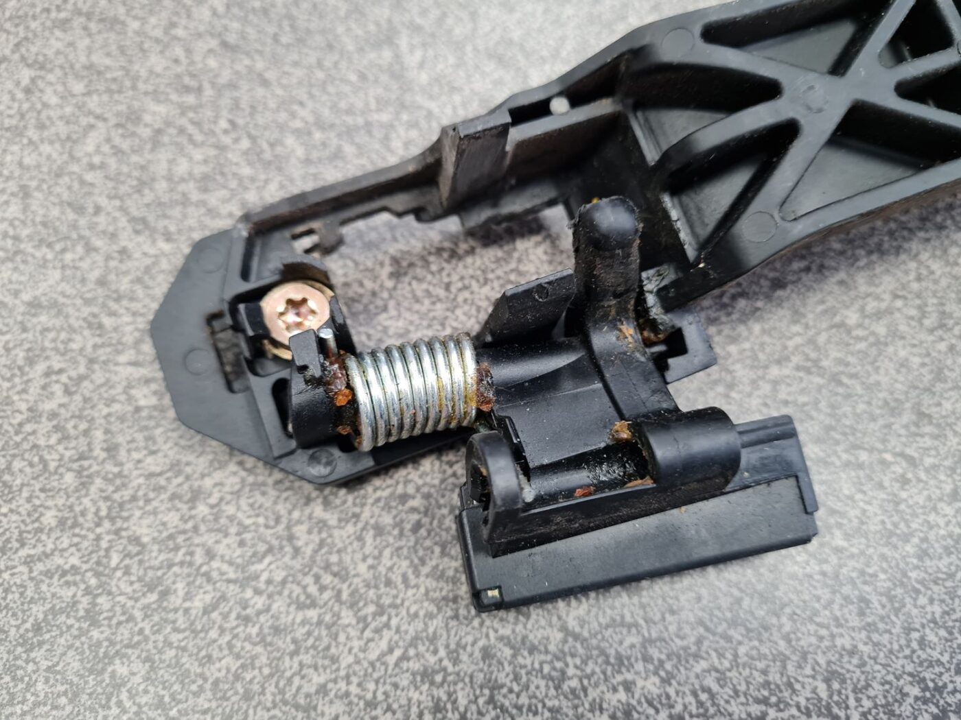 Durvju roktura iekšējais stiprinājums priekš TOYOTA COROLLA VERSO 2006 4 Durvju roktura iekšējais stiprinājums priekš TOYOTA COROLLA VERSO 2006