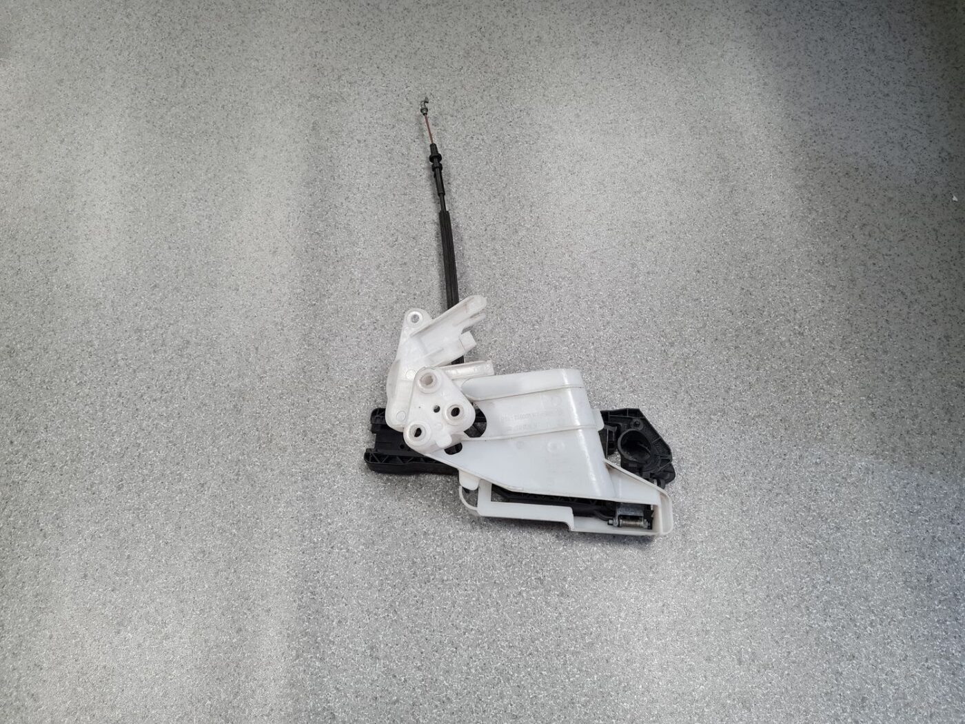 Durvju roktura iekšējais stiprinājums priekš VW PASSAT B6 2006 ANGL. UNIVERSAL 1 Durvju roktura iekšējais stiprinājums priekš VW PASSAT B6 2006 ANGL. UNIVERSAL