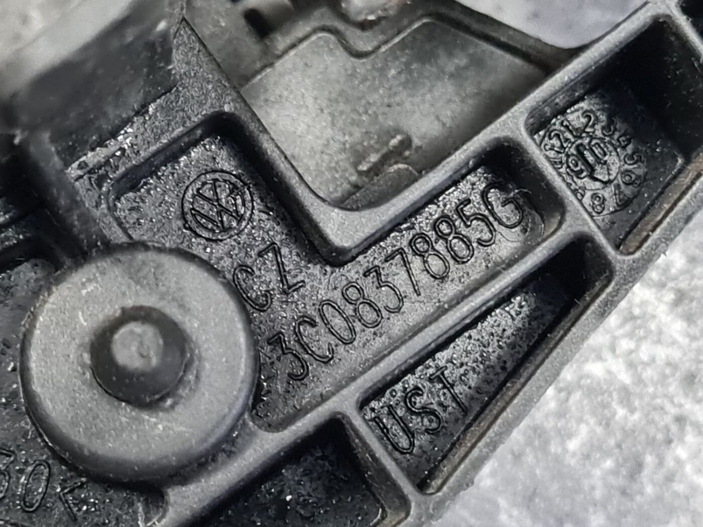 Durvju roktura iekšējais stiprinājums priekš VW PASSAT B6 2006 ANGL. UNIVERSAL 6 Durvju roktura iekšējais stiprinājums priekš VW PASSAT B6 2006 ANGL. UNIVERSAL