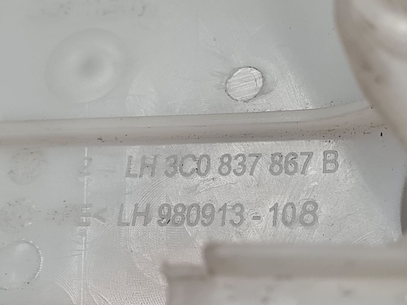 Durvju roktura iekšējais stiprinājums priekš VW PASSAT B6 2006 ANGL. UNIVERSAL 5 Durvju roktura iekšējais stiprinājums priekš VW PASSAT B6 2006 ANGL. UNIVERSAL