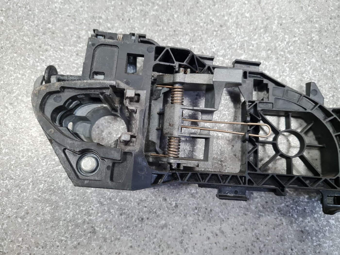 Durvju roktura iekšējais stiprinājums priekš VW PASSAT B6 2008 ANGL.