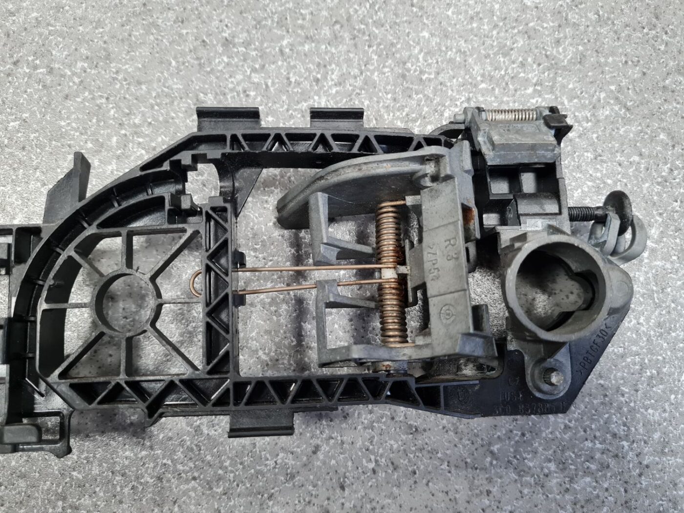 Durvju roktura iekšējais stiprinājums priekš VW PASSAT B6 2008 ANGL.