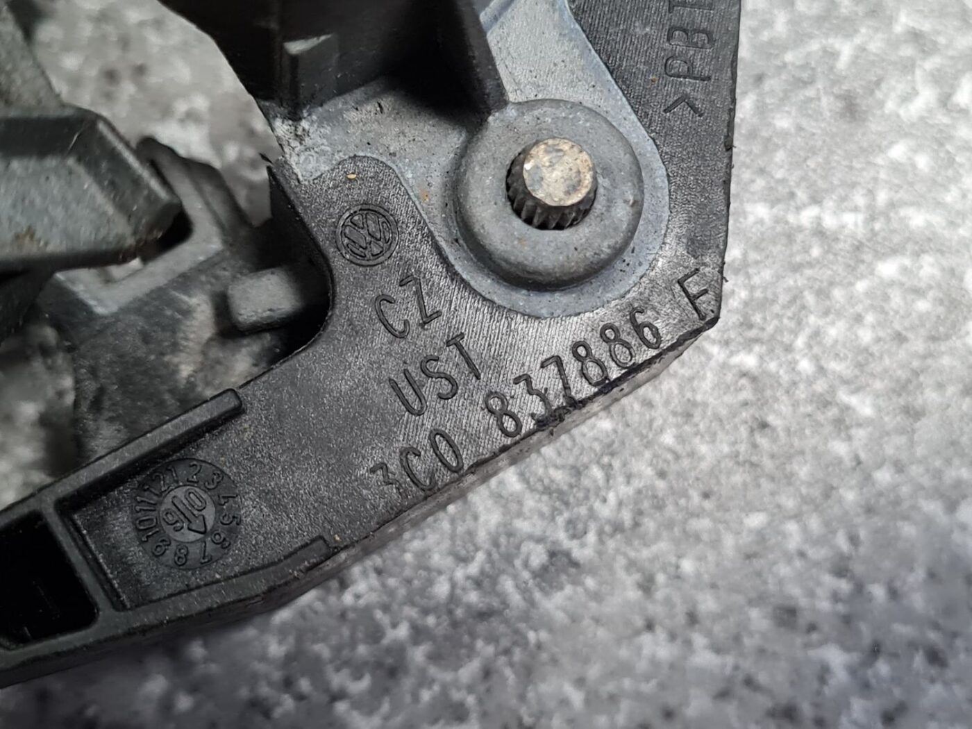 Durvju roktura iekšējais stiprinājums priekš VW PASSAT B6 2008 ANGL.