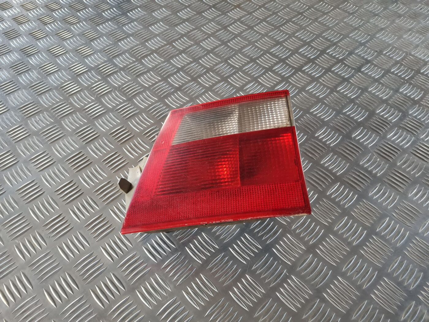 Bagāžnieka vāka labais lukturis priekš SAAB 9-5 1999 2 Bagāžnieka vāka labais lukturis priekš SAAB 9-5 1999