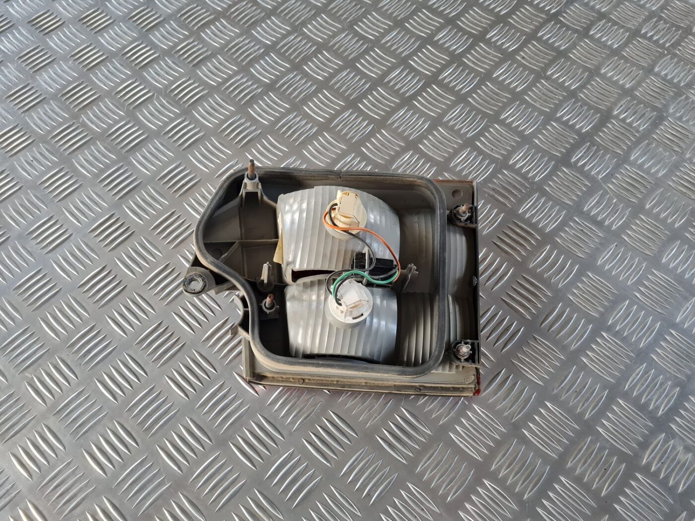 Bagāžnieka vāka labais lukturis priekš SAAB 9-5 1999 5 Bagāžnieka vāka labais lukturis priekš SAAB 9-5 1999