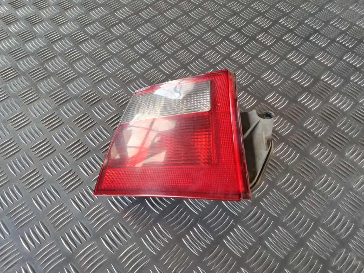 Bagāžnieka vāka kreisais lukturis priekš SAAB 9-5 1999 2 Bagāžnieka vāka kreisais lukturis priekš SAAB 9-5 1999