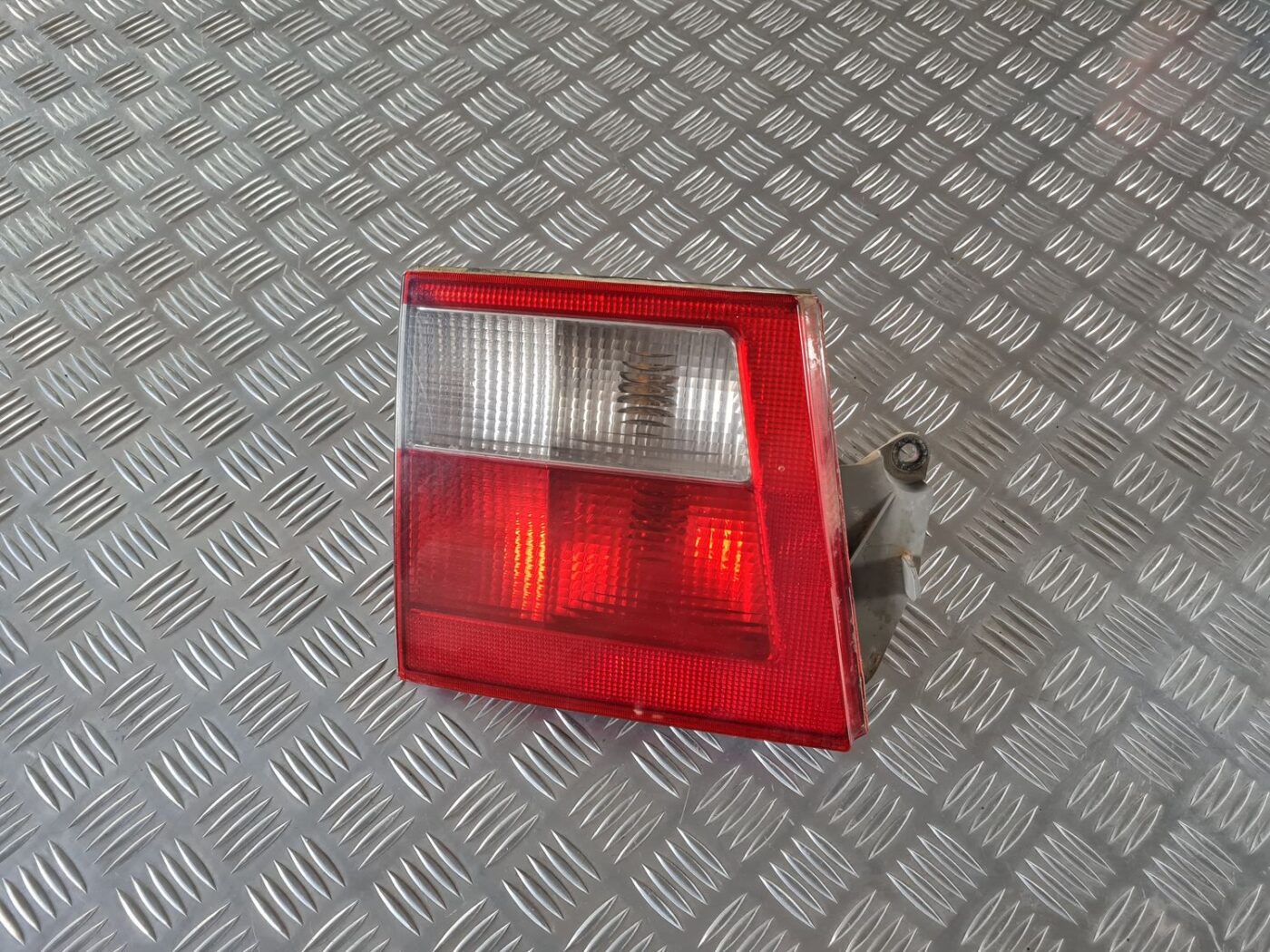 Bagāžnieka vāka kreisais lukturis priekš SAAB 9-5 1999 6 Bagāžnieka vāka kreisais lukturis priekš SAAB 9-5 1999