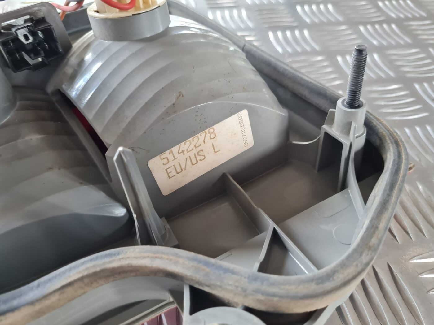 Bagāžnieka vāka kreisais lukturis priekš SAAB 9-5 1999 4 Bagāžnieka vāka kreisais lukturis priekš SAAB 9-5 1999