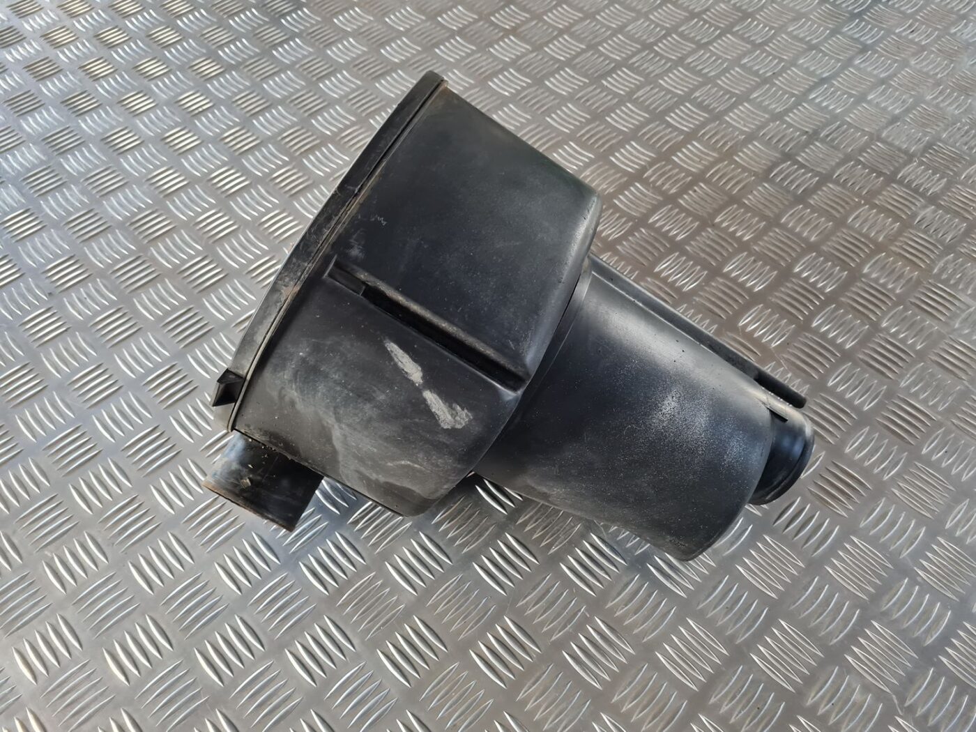 Gaisa filtra korpuss priekš SAAB 9-5 1999 2 Gaisa filtra korpuss priekš SAAB 9-5 1999