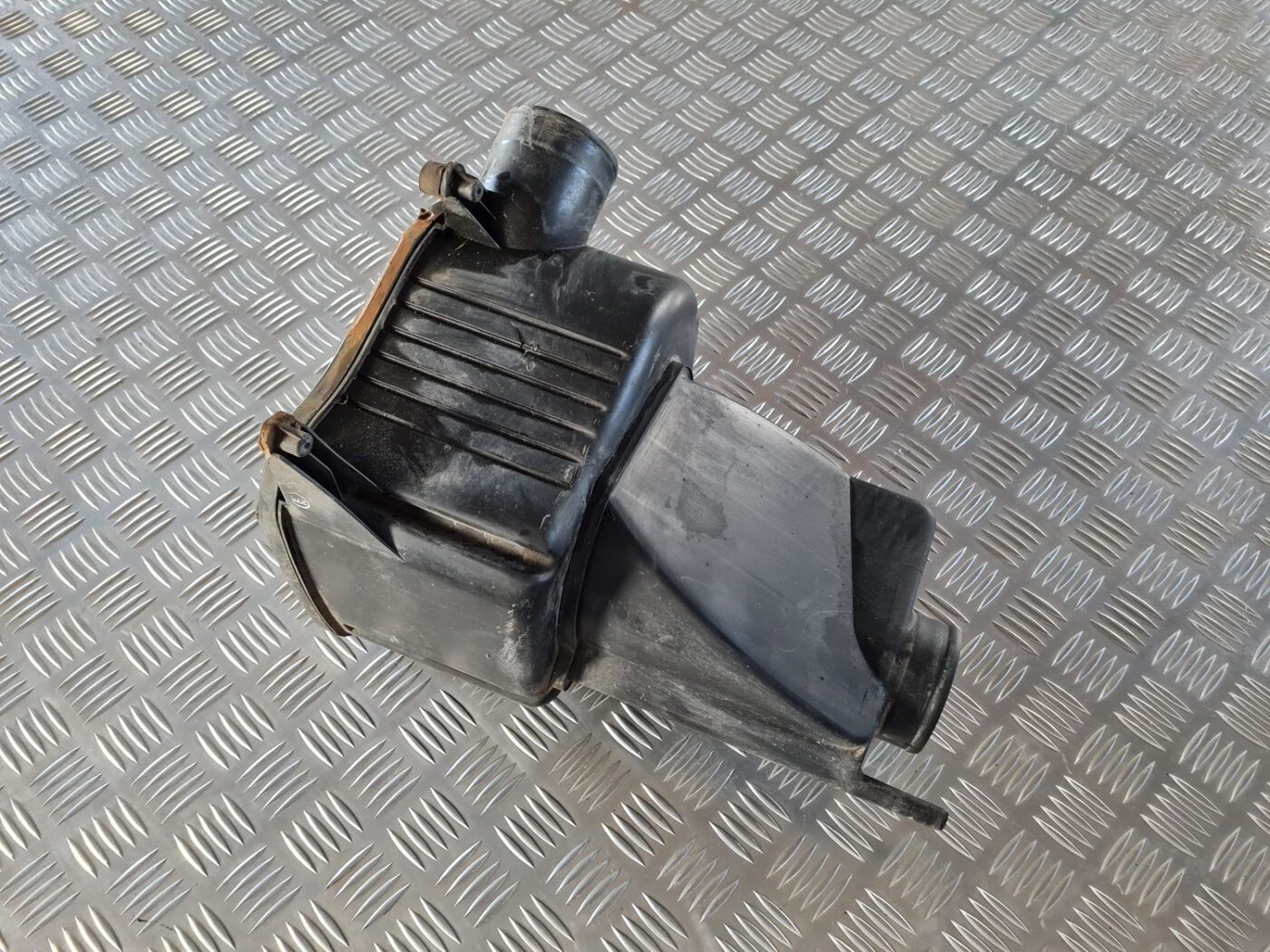 Gaisa filtra korpuss priekš SAAB 9-5 1999 3 Gaisa filtra korpuss priekš SAAB 9-5 1999