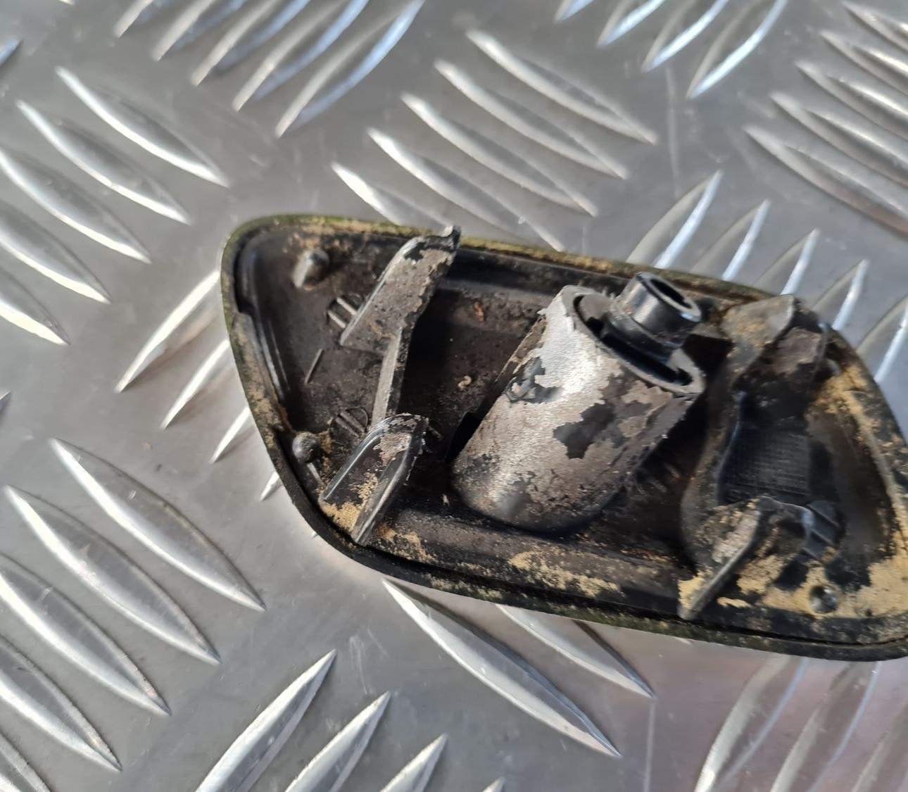 Lukturu mazgātāja sprauslas vāks priekš SAAB 9-5 1999 4 Lukturu mazgātāja sprauslas vāks priekš SAAB 9-5 1999