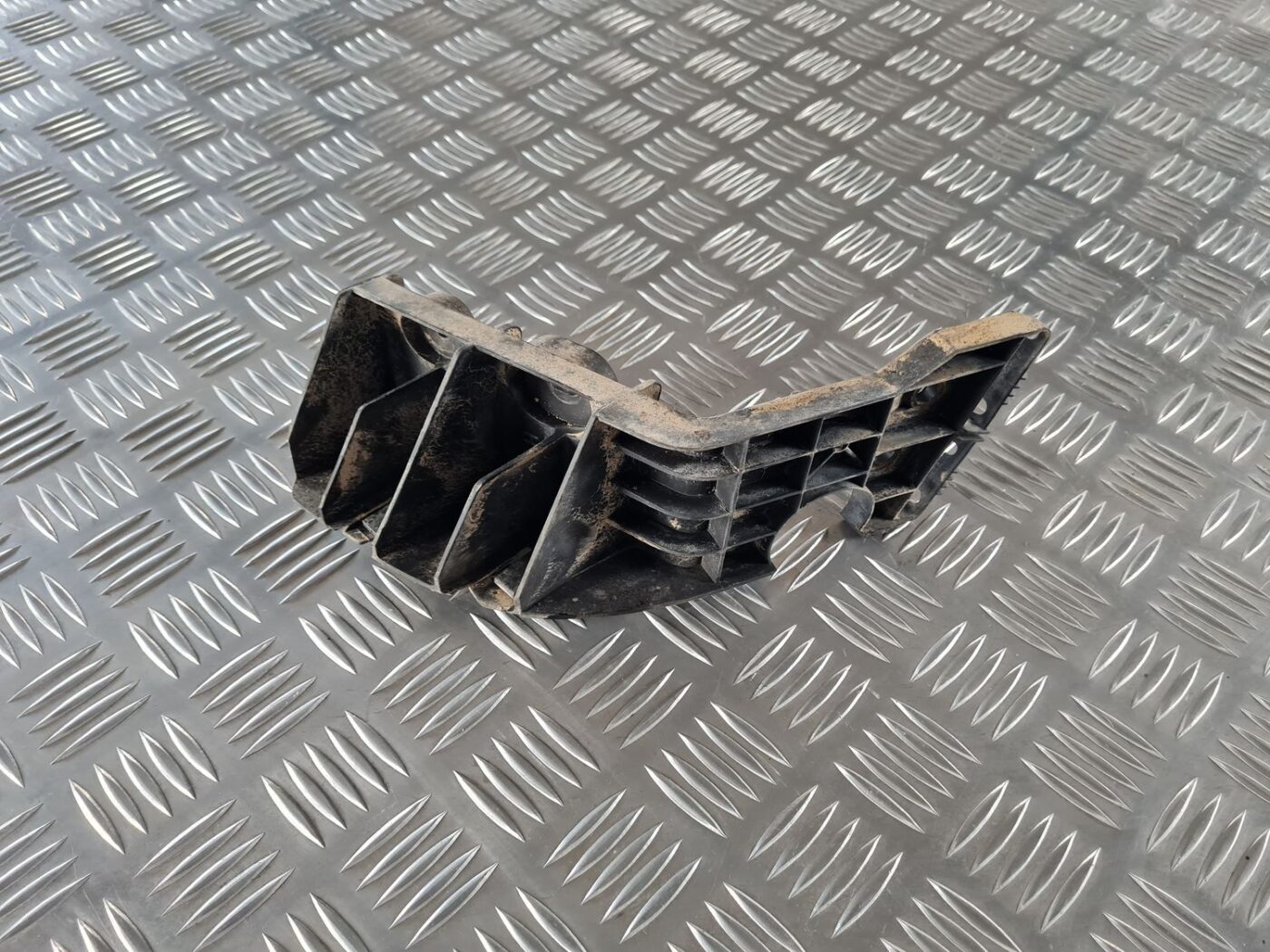 Aizmugurēja bufera kronšteins priekš SAAB 9-5 1999 1 Aizmugurēja bufera kronšteins priekš SAAB 9-5 1999